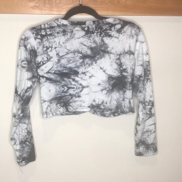 Long Sleeve Crop Top - Picture 2 of 3